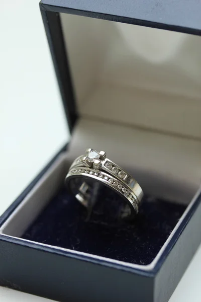Diamentowe pierścienie w pole — Zdjęcie stockowe