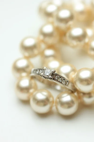 Diamond ring and pearls — Stock Photo, Image