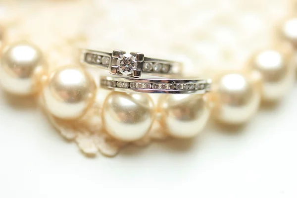 Anillo de diamantes y perlas — Foto de Stock