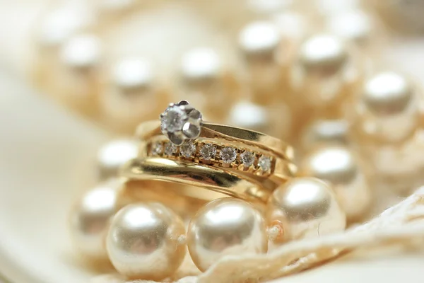 Žluté zlaté diamantové prsteny — Stock fotografie