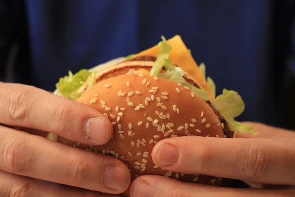 Man holding hamburger — Stock Photo, Image