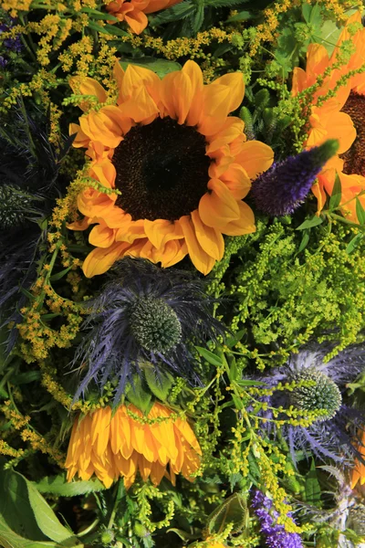 Blaue und gelbe Sonnenblumen, Hochzeitsdekoration — Stockfoto