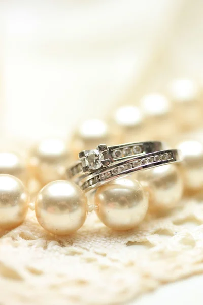Anelli nuziali su perle — Foto Stock