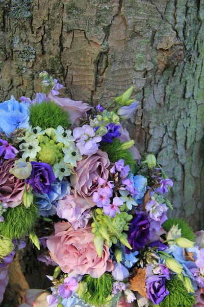 蓝色和紫色婚礼安排 — 图库照片