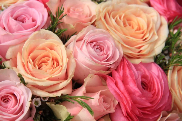 Ροζ τριαντάφυλλο νυφική ανθοδέσμη — Φωτογραφία Αρχείου