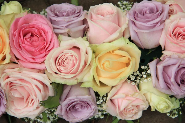 Rosas pastel em arranjo nupcial — Fotografia de Stock