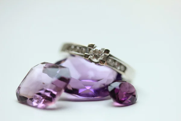 Diamantring auf Amethyst — Stockfoto