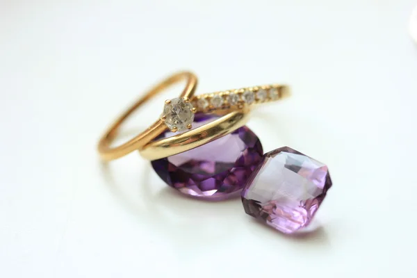 Verlobungsringe und Amethyst — Stockfoto