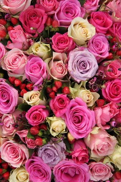 Brudkläder blomsterarrangemang i rosa — Stockfoto