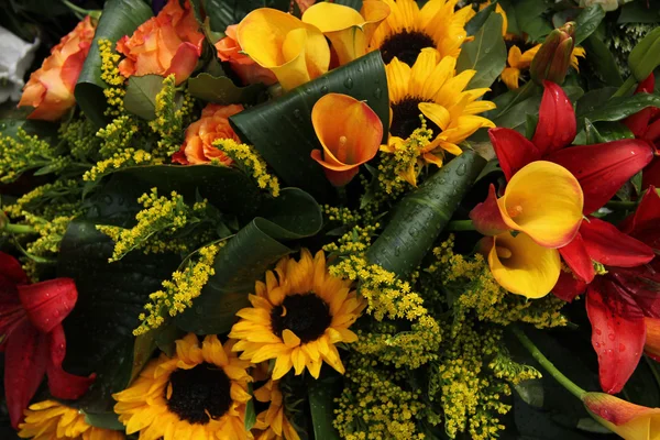 黄色と赤でユリの花束 — ストック写真
