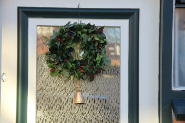bir kapı süslemeleri ile klasik Noel çelenk