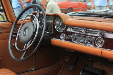 eski model araba kontrol paneli