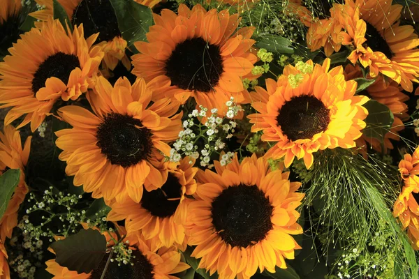 Sonnenblumen in einem Hochzeitsgebinde — Stockfoto