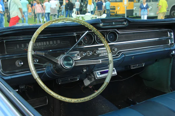 Приборная панель старинных автомобилей — стоковое фото