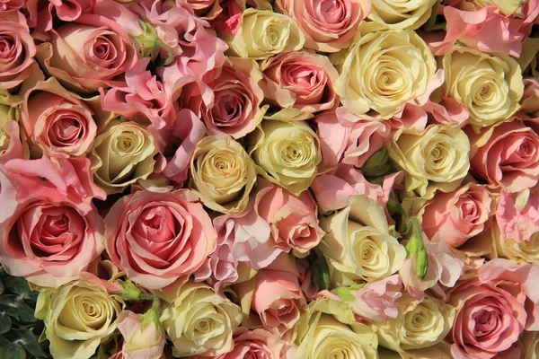 Roses blanches et roses dans l'arrangement de mariage — Photo