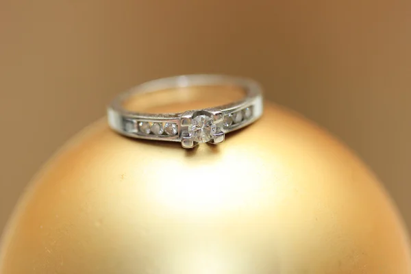 Kanał pierścionek zaręczynowy — Zdjęcie stockowe