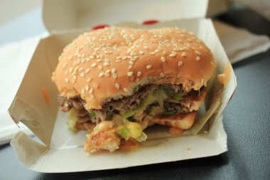 Hamburger in een kartonnen doos