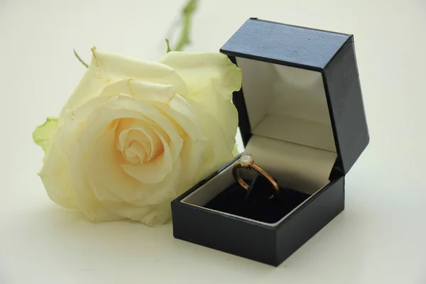 Anello di fidanzamento in scatola — Foto Stock
