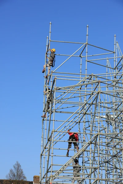 Lavoratori ponteggi nel lavoro di squadra — Foto Stock