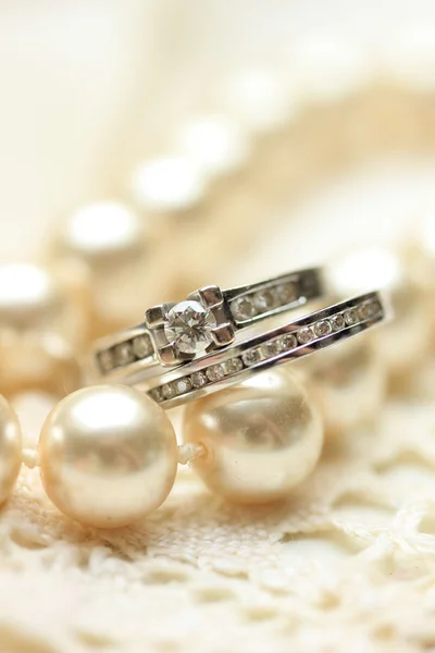 Svatební prsteny na perly — Stock fotografie