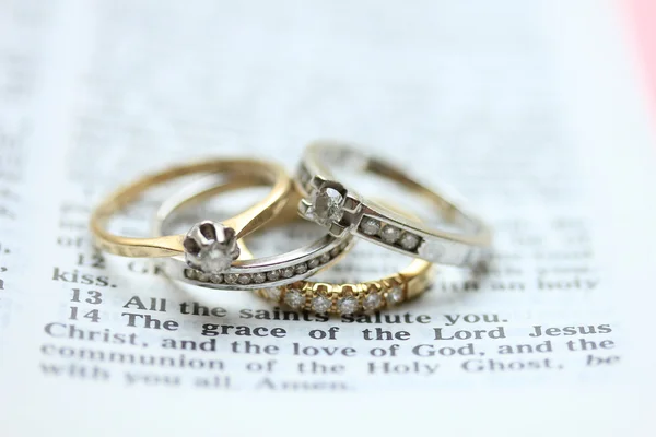 Wedding sets on bible verse — Stock Photo, Image