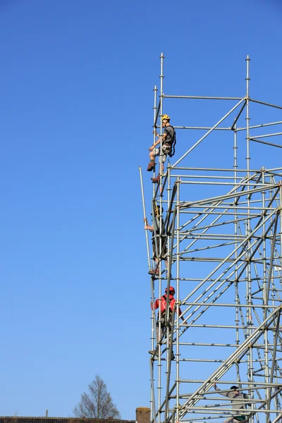 Scaffolding workers in action — Stock Photo, Image