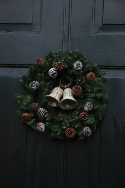 Ön kapı üzerinde Noel çelenk