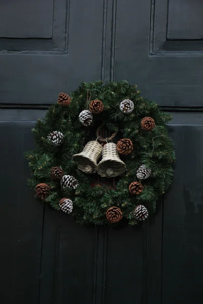 Χριστουγεννιάτικο στεφάνι στη μπροστινή πόρτα — Φωτογραφία Αρχείου