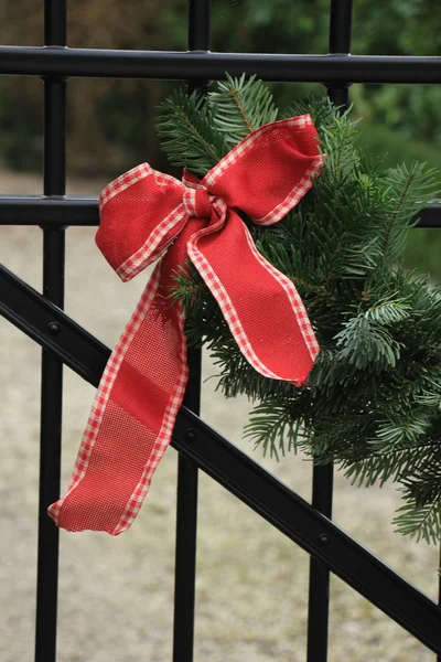 Guirlanda de Natal em cerca — Fotografia de Stock