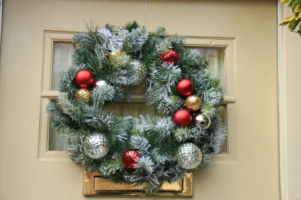 Corona de Navidad con decoraciones —  Fotos de Stock