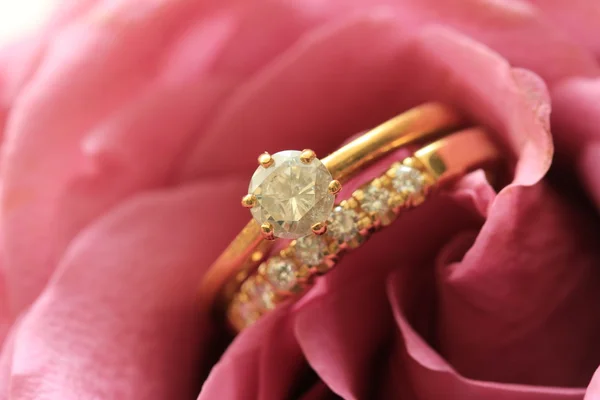 ダイヤモンドの結婚指輪 — ストック写真