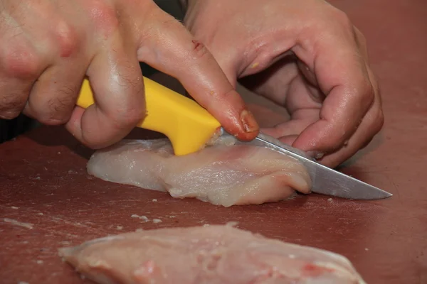 Hühnerfleisch schneiden — Stockfoto