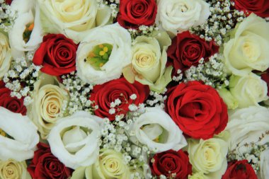 Gelinlik buketinde kırmızı ve beyaz güller