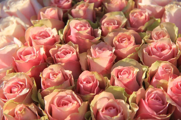 Rosas rosadas en un arreglo nupcial —  Fotos de Stock