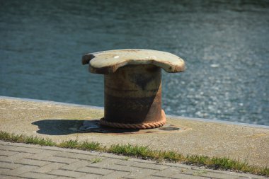 orta boyut baba bir limanda paslı