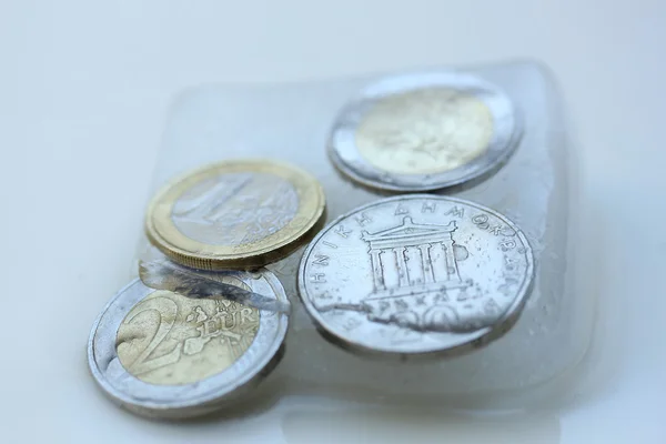冻结资产︰ 冷冻的欧元硬币 — 图库照片