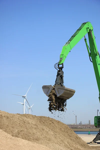 Groene graafmachine opscheppen van zand — Stockfoto