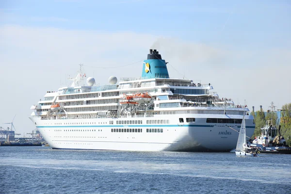 Velsen, Nederländerna - den 6 maj 2016: Ms Amadea Cruise ship — Stockfoto