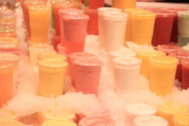 Barcelona 'da bir markette taze meyveli içecekler.