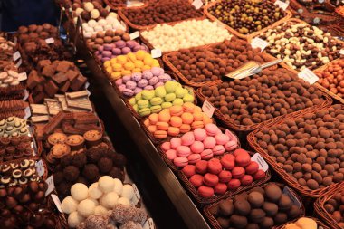 Markette sergilenen makarna ve çikolatalar