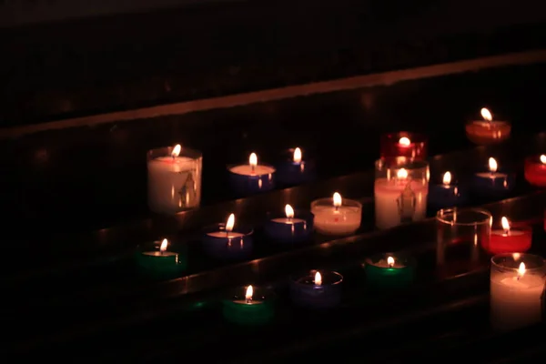 Brûler Des Bougies Votives Dans Une Église Catholique Romaine — Photo