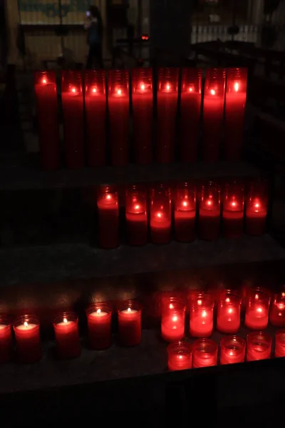 Spanya Barselona Bir Katolik Kilisesinde Adak Mumları Yakıyor — Stok fotoğraf