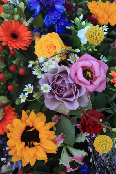 Colorata Composizione Floreale Nuziale Gerbere Arancioni Rose Gialle Girasoli Lisianthus — Foto Stock