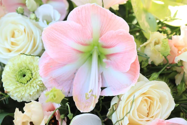 파스텔 빛깔의 꽃다발을 — 스톡 사진