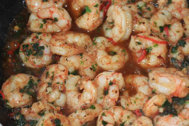 Zeytinyağı biberli terbiye edilmiş taze karides.