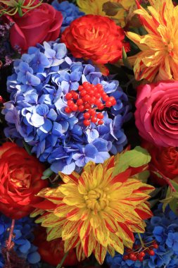 Sonbahar düğün çiçekleri parlak renklerde düzenlenir
