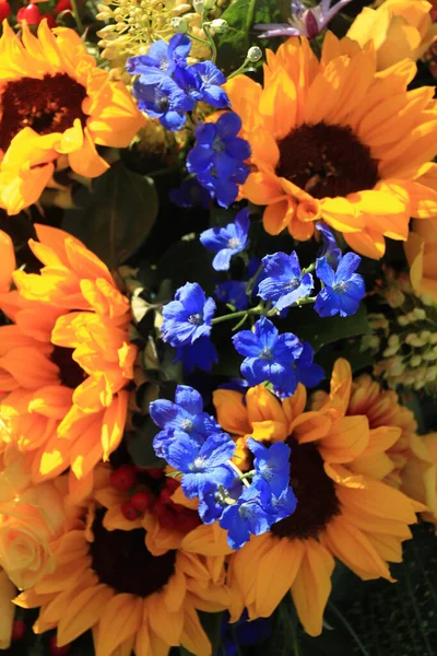 Słoneczniki Żółto Niebieskim Układzie Ślubnym — Zdjęcie stockowe