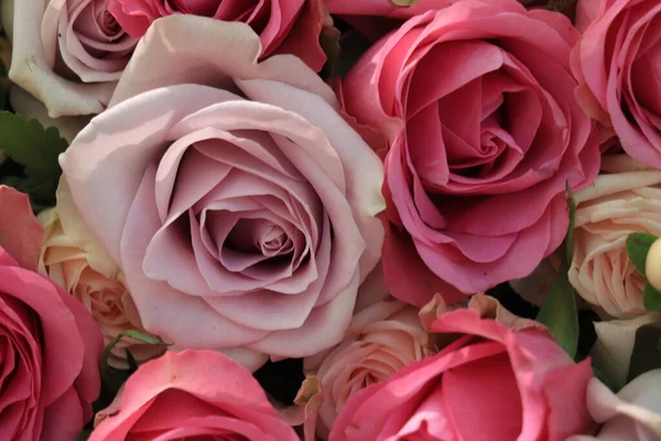 Ροζ Και Μοβ Τριαντάφυλλα Ένα Μεγάλο Στολίδι Γάμου — Φωτογραφία Αρχείου
