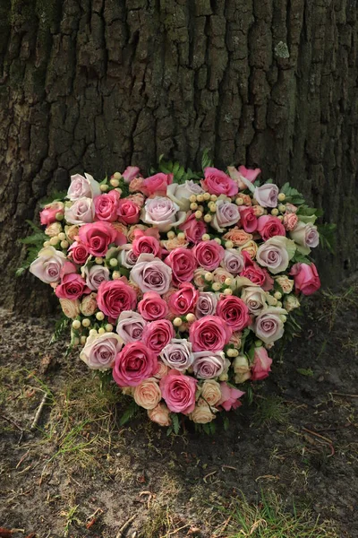 Een Sympathie Bloemstuk Een Hartvorm Roze Paarse Rozen — Stockfoto