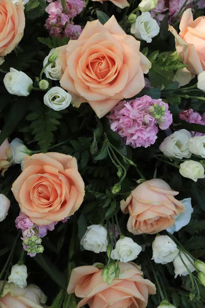 Roses Couleur Pêche Dans Une Grande Pièce Maîtresse Mariage — Photo